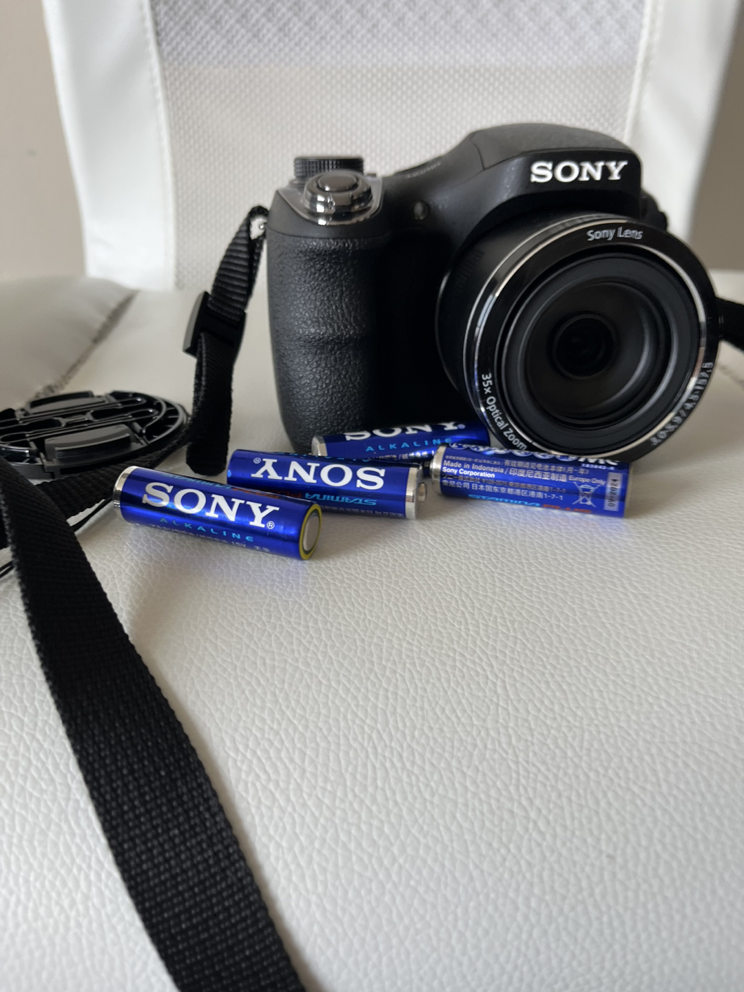 Sony Digital Camera - Capture Life's Moments with Ease! thumbnail