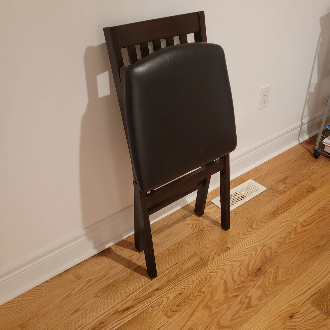 2 foldable chairs - photo 3