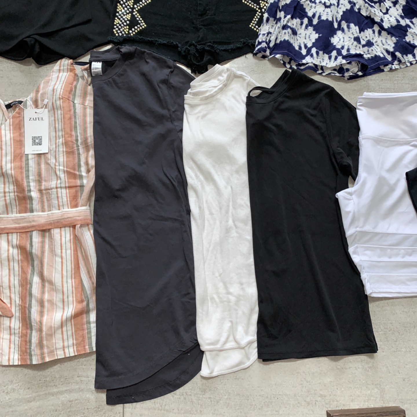 XS/S CLEARANCE - Mixed Lot of Tshirts, Shorts, Tanks - photo 4