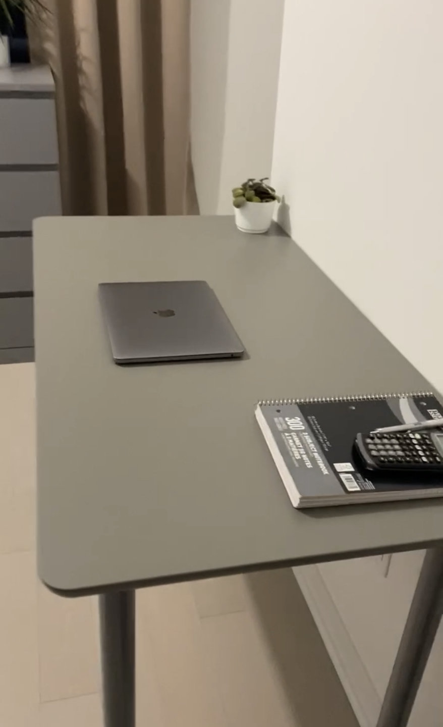 Desk - photo 2
