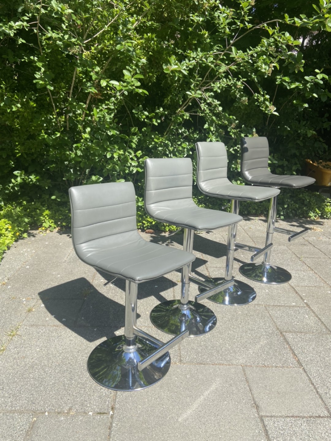 4 adjustable bar stools