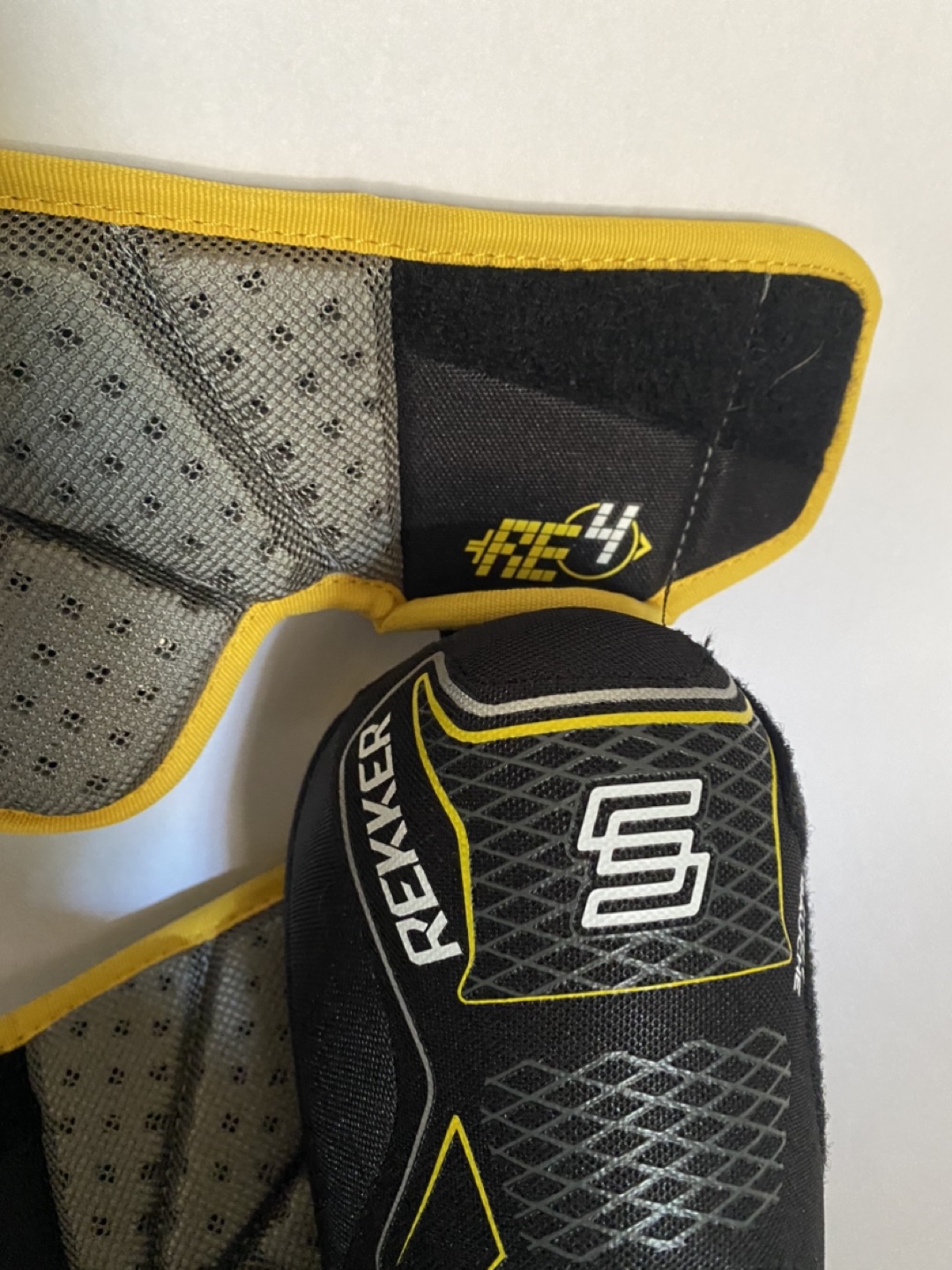 *Almost new* Elbow Pads image indicator(2)