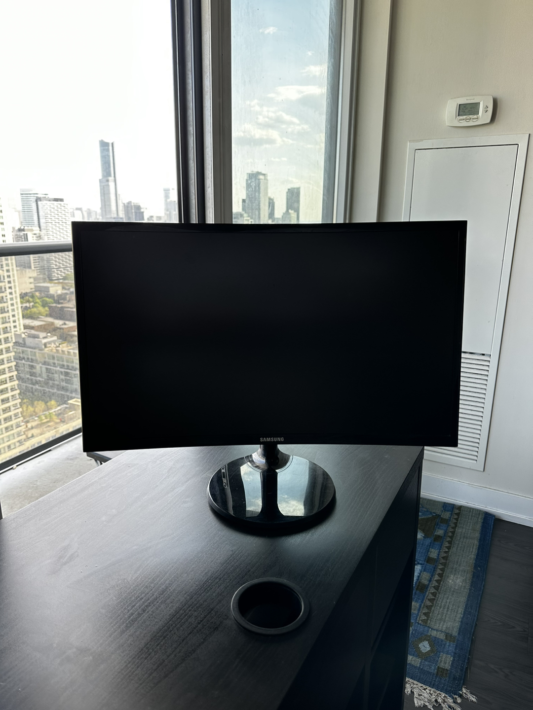 📢 FOR SALE: Samsung Curved LED Computer Monitor - 24 inches 🖥️