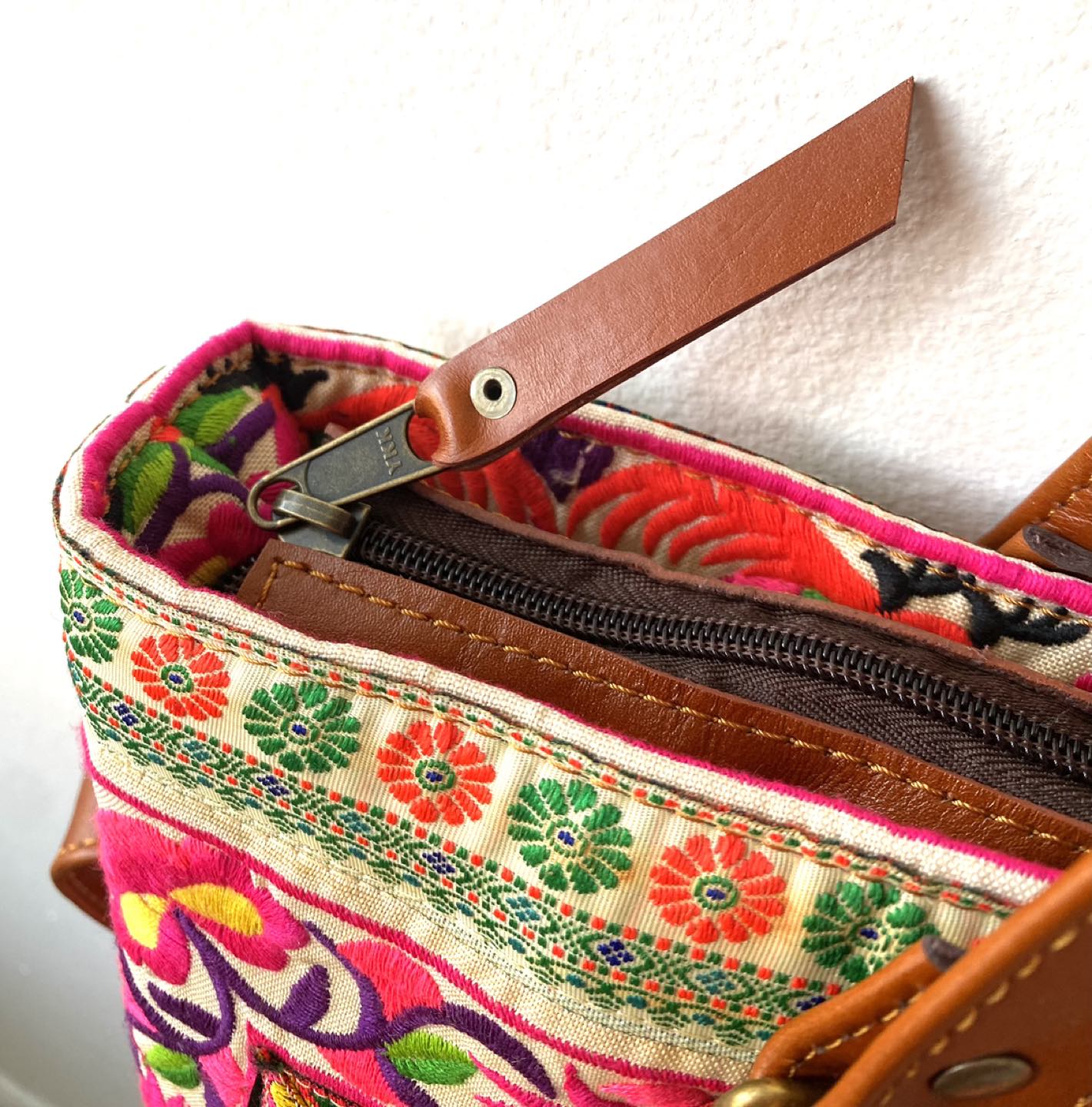 Hand made leather&embroidered beach tote bag from Thailand. image indicator(3)