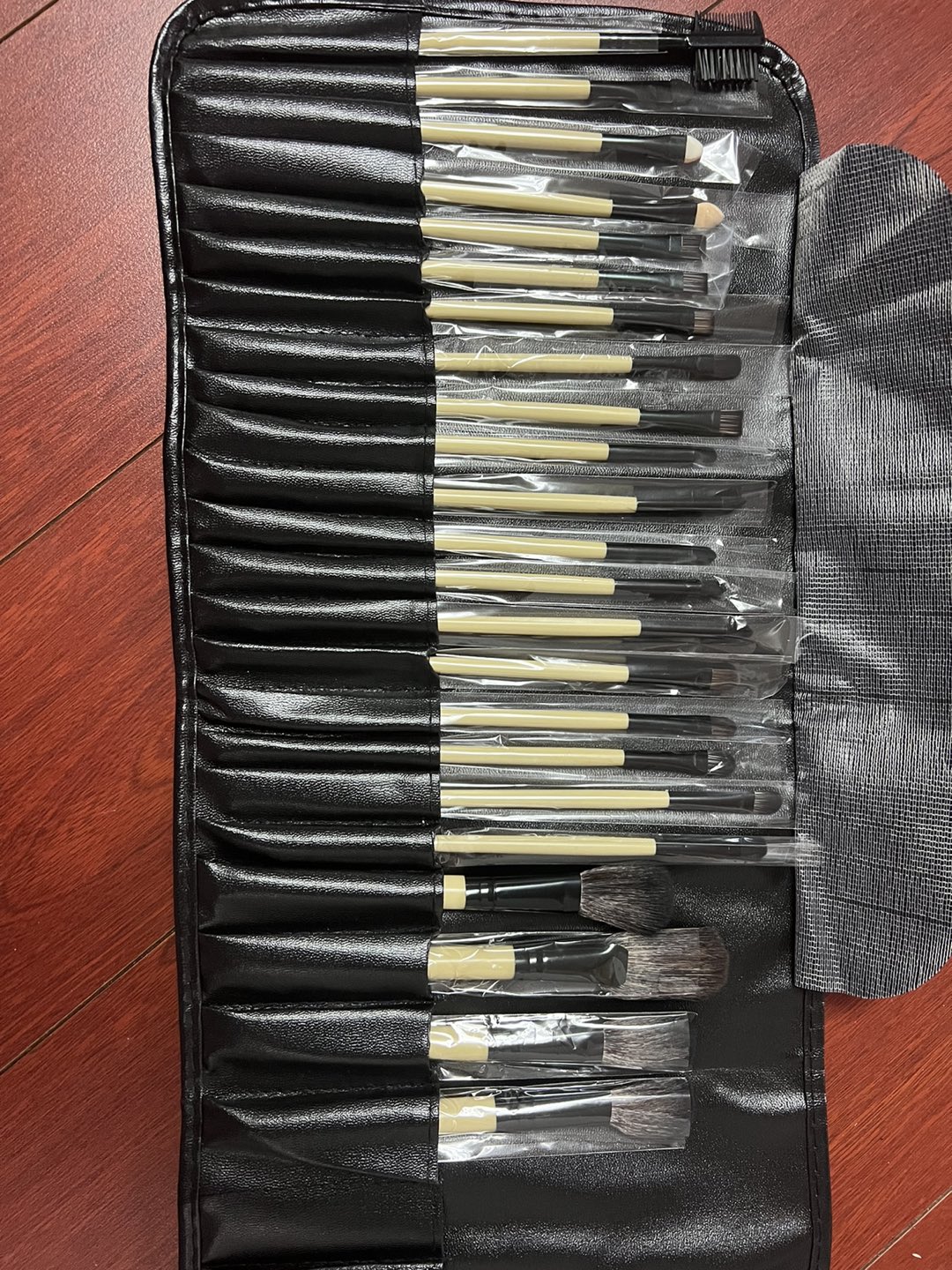 Makeup brushes set with pouch