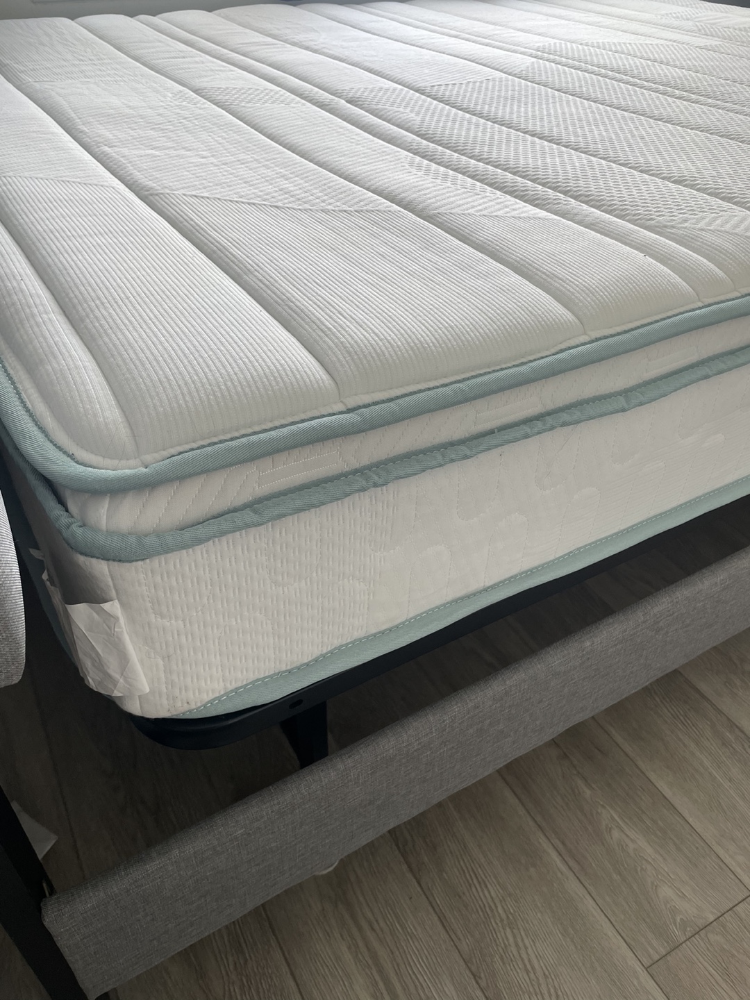 Queen hybrid 8” medium mattress