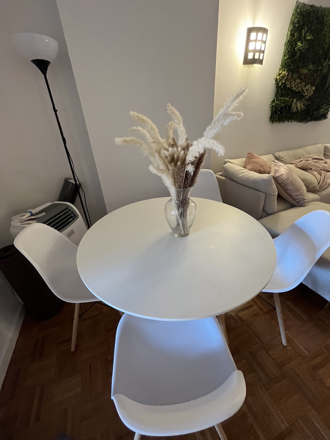 Selling dining room table with 4 chairs!