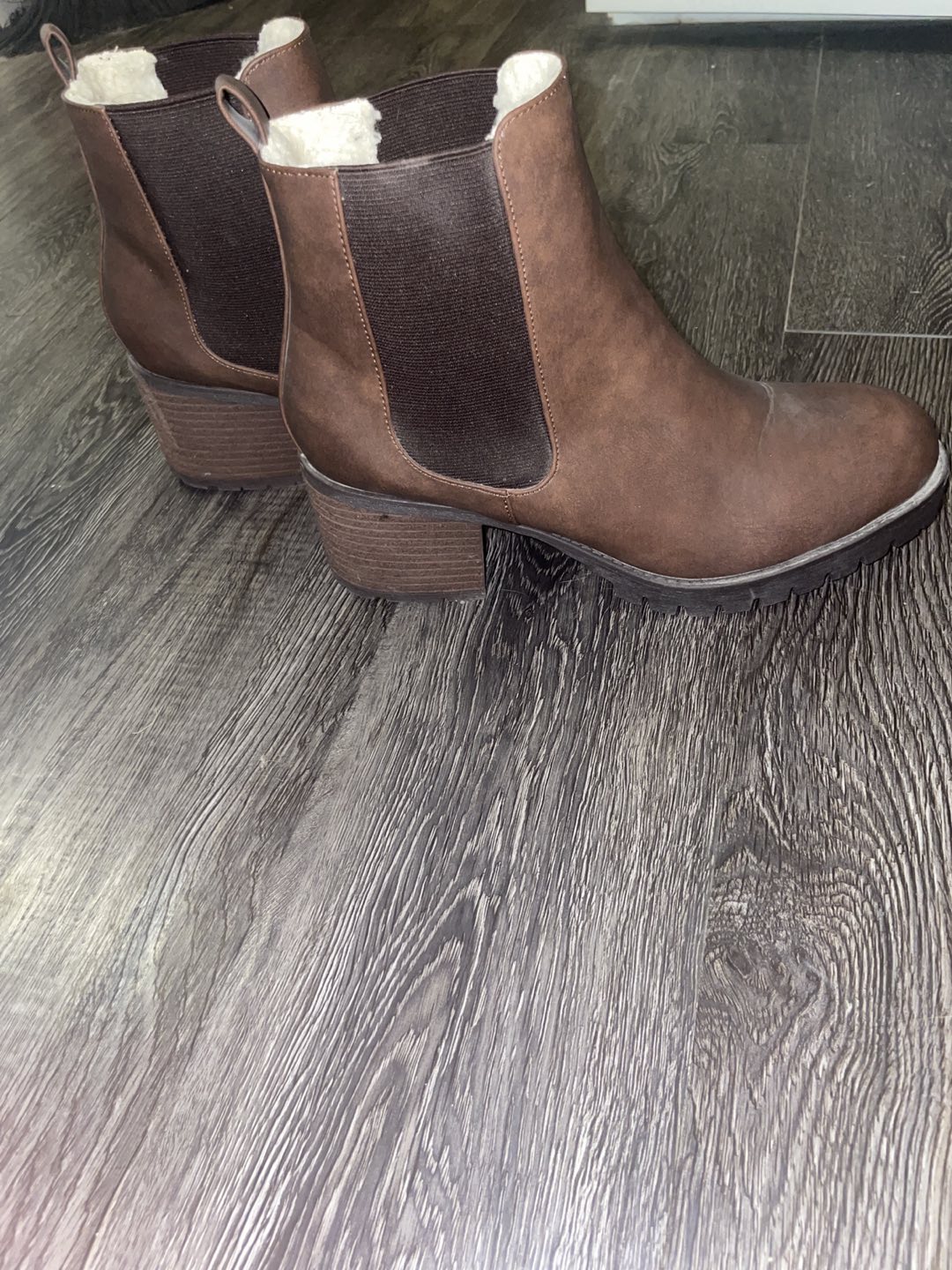 Brown winter boots image indicator(2)