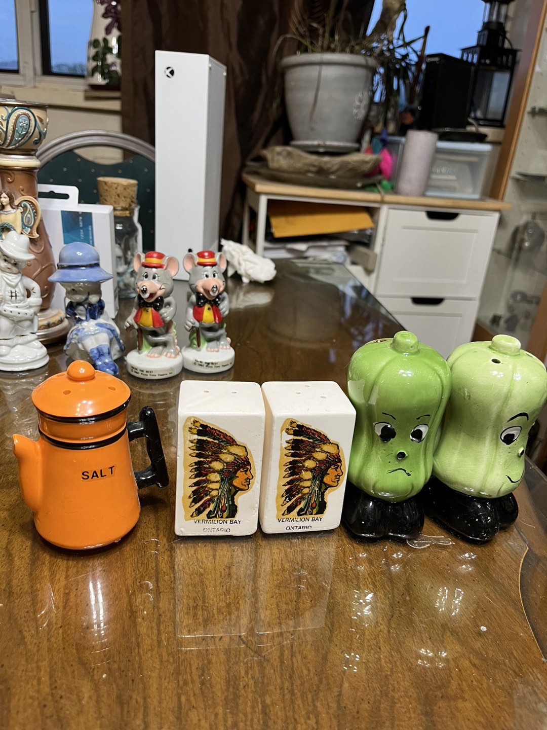 Salt + pepper shakers ONLY LAST PAIR AVAILABLE thumbnail