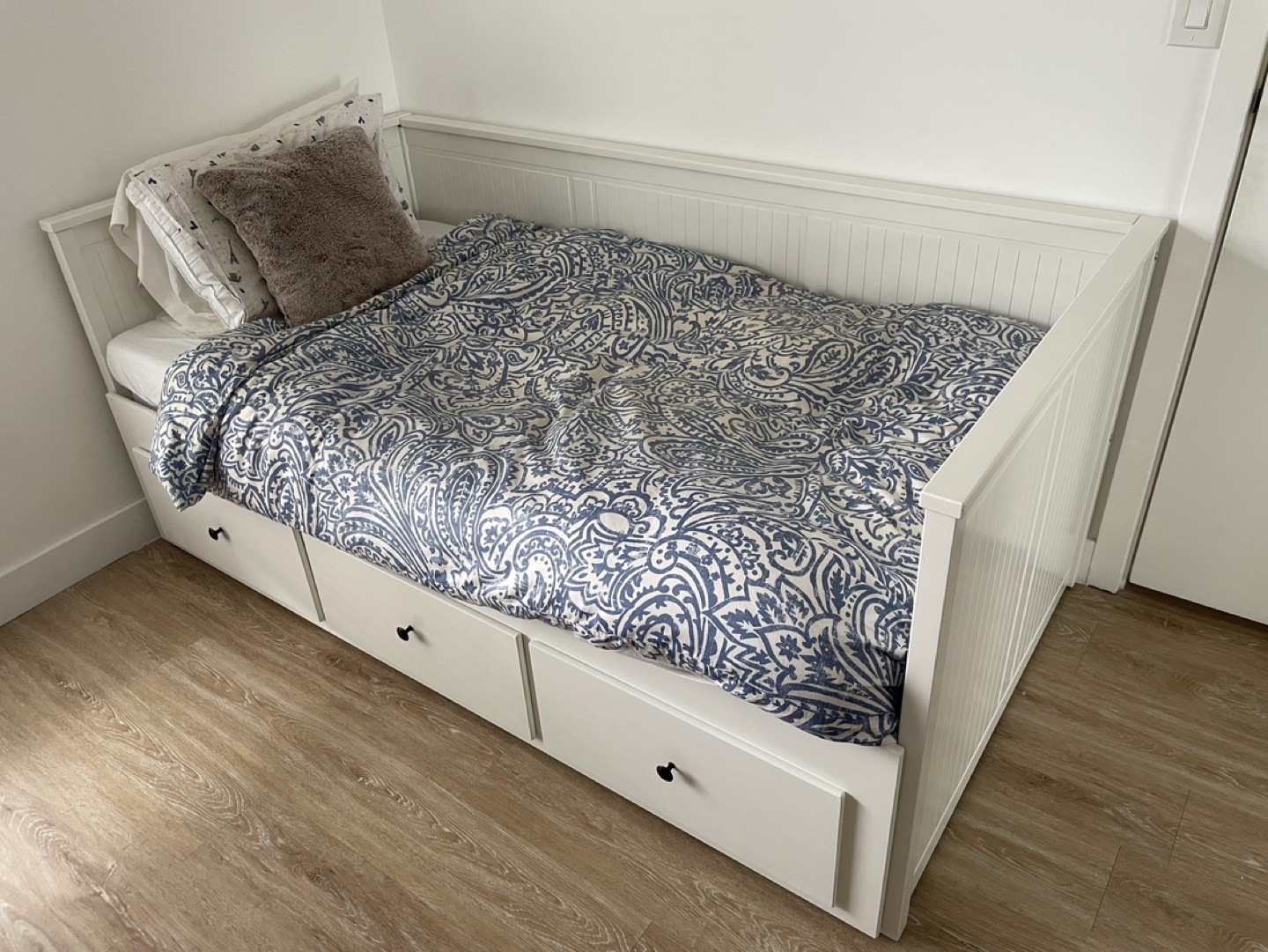 Extendable Bed with Storage