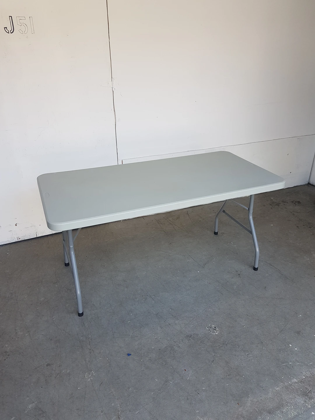 Folding table thumbnail