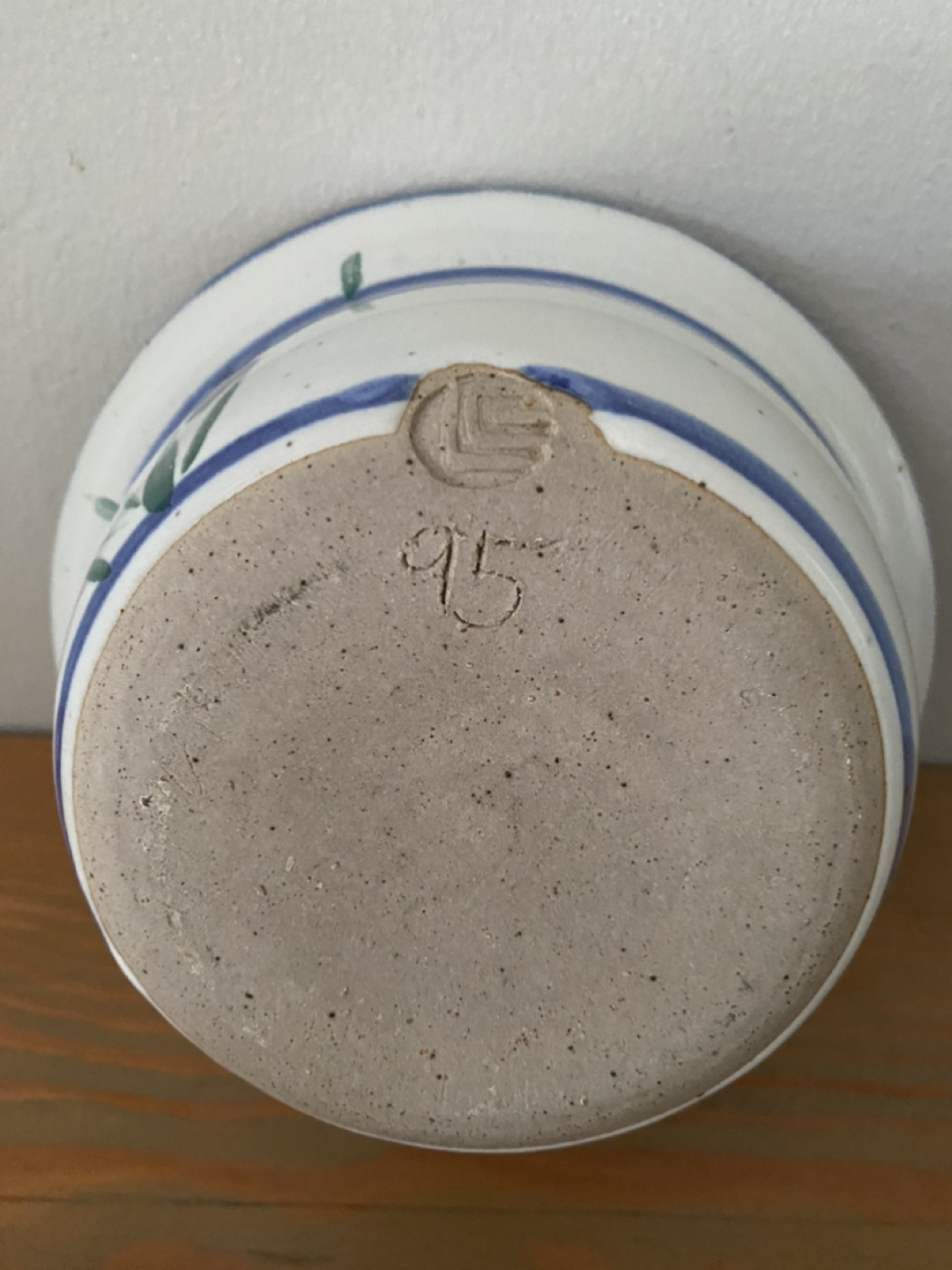 Pottery bowl with lid image indicator(4)