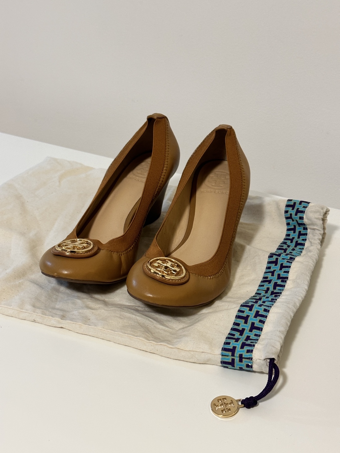 Tory Burch beige wedge shoes size 7 - photo 2