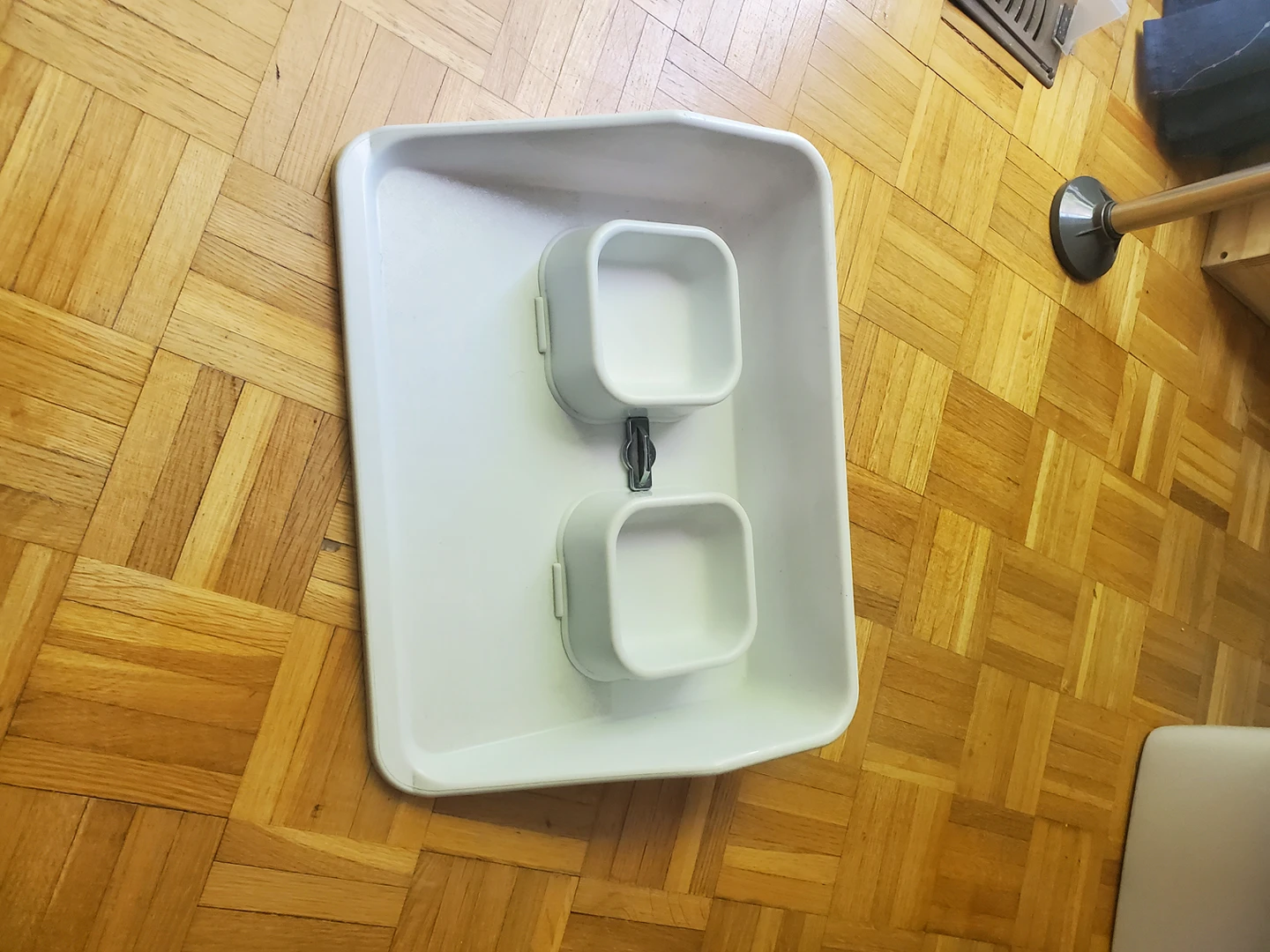 cat litter box / Food dish