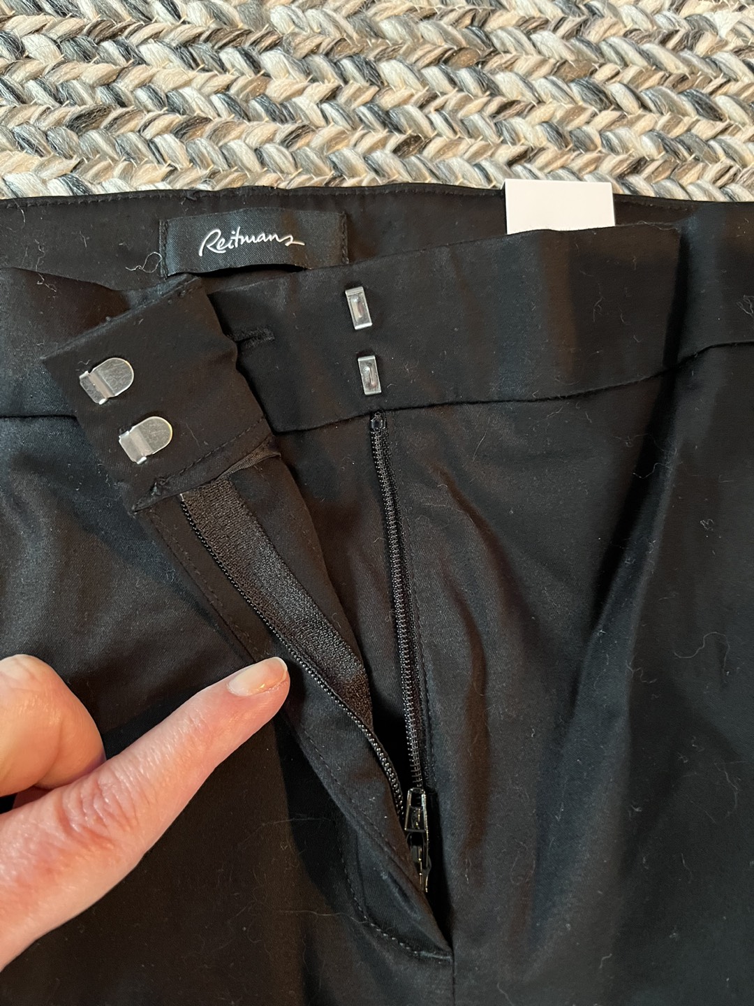Black capri size 16 pants image indicator(2)