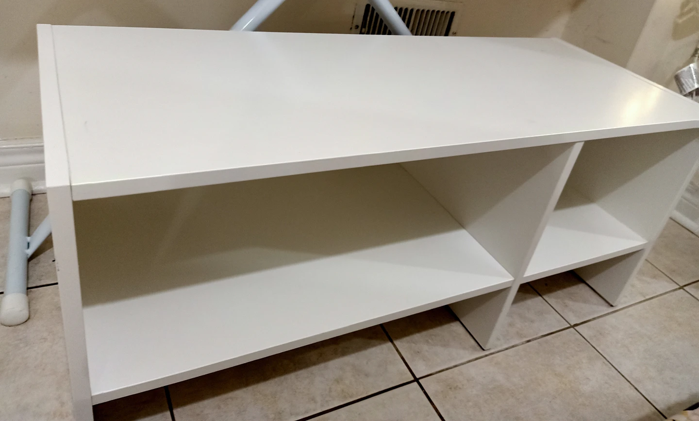 TV bench white