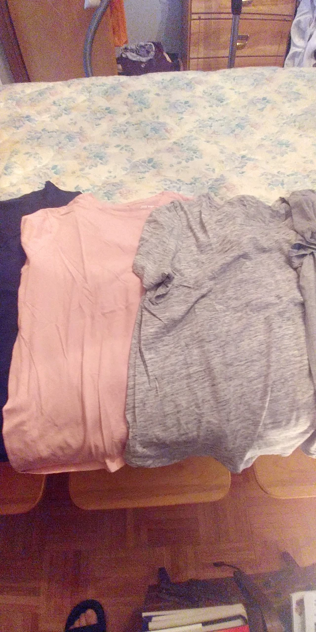 Womens t-shirts XL Old Navy and Joe Fresh image indicator(3)