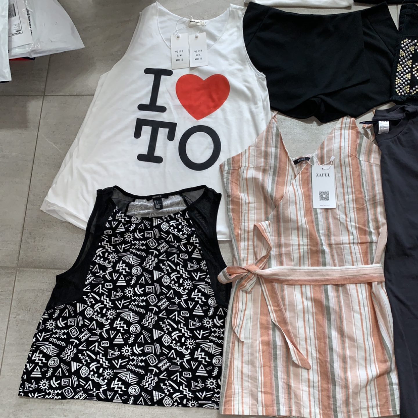 XS/S CLEARANCE - Mixed Lot of Tshirts, Shorts, Tanks - photo 2