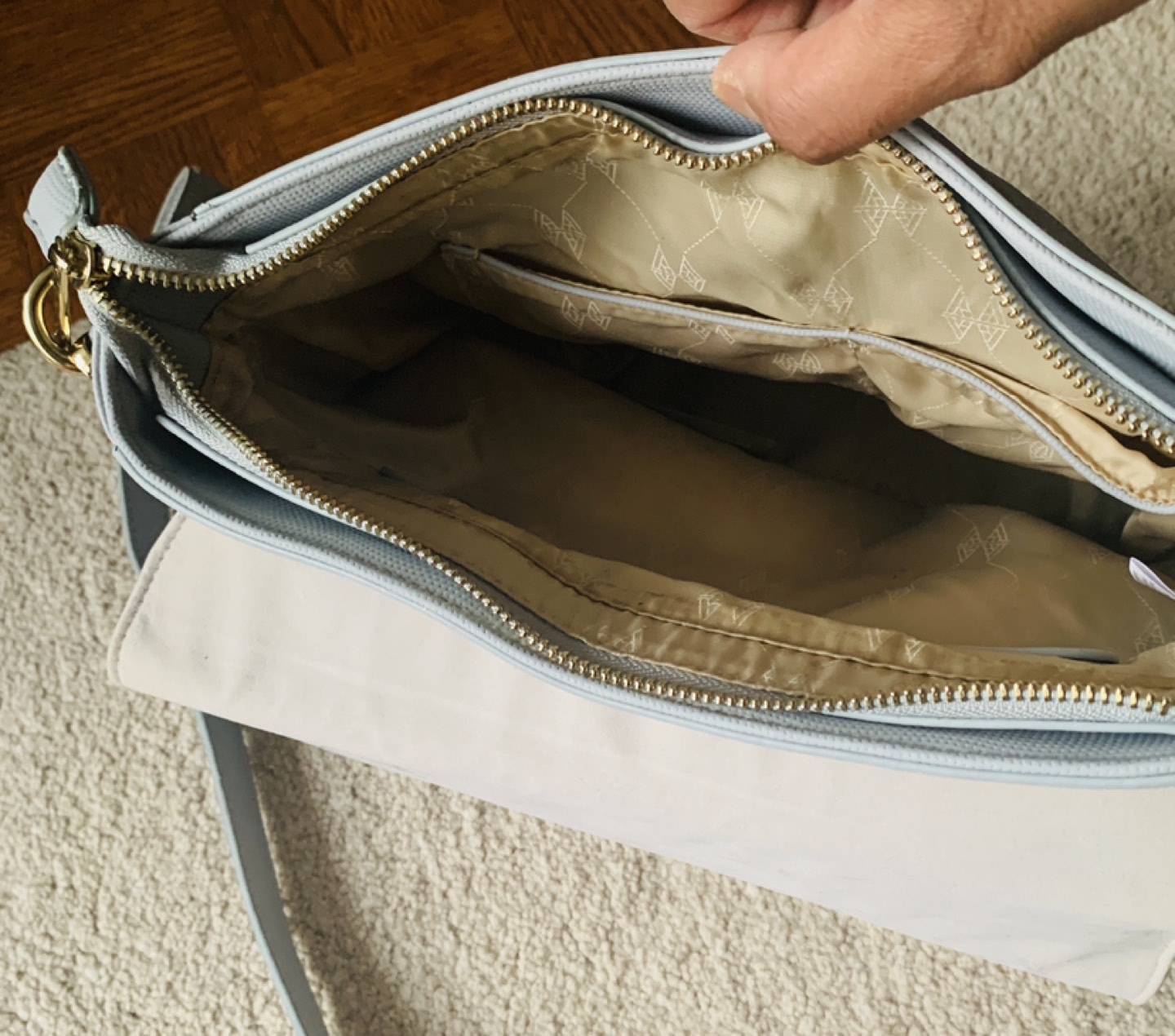 Van Heusen vanity bag image indicator(6)