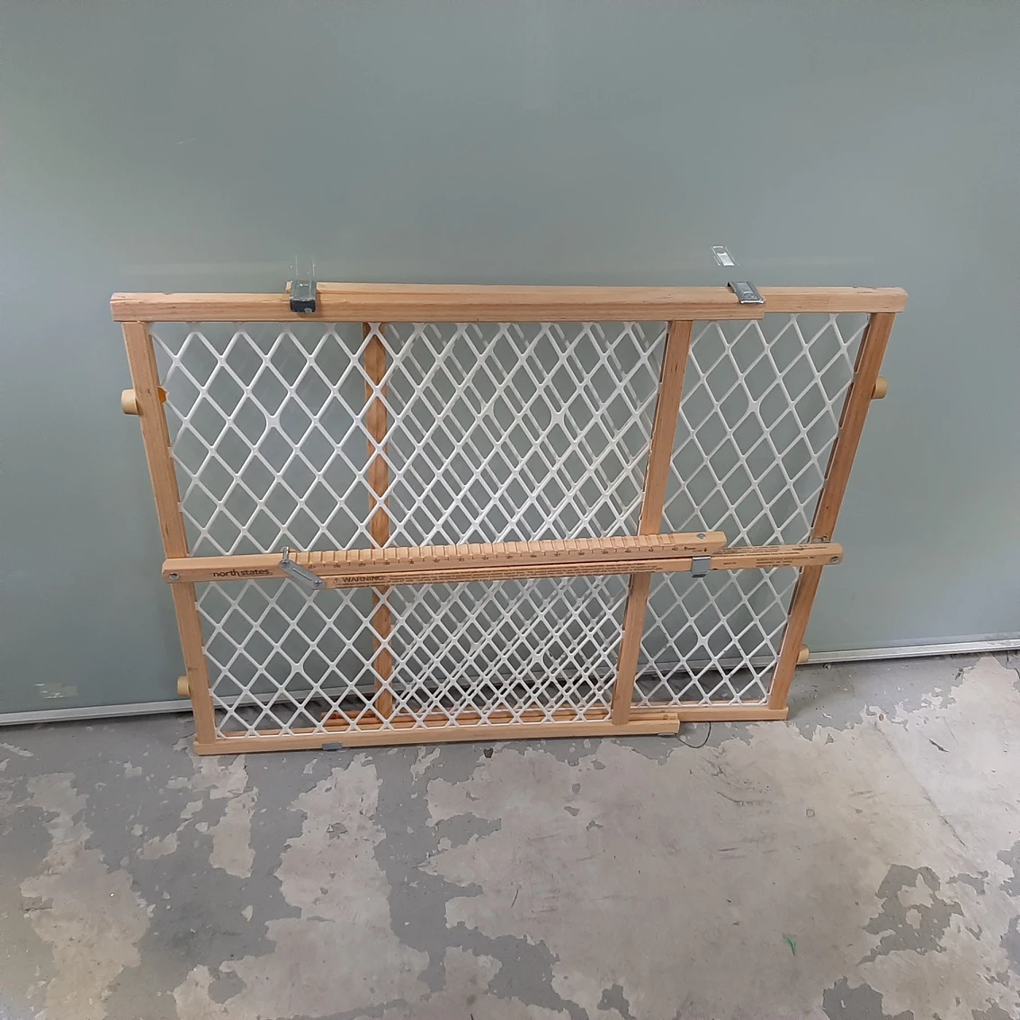 Safety gate for a child or pet 🌱