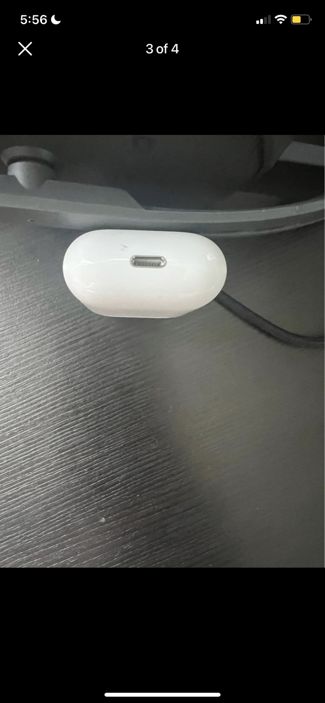 AirPod case with right pod. - photo 3