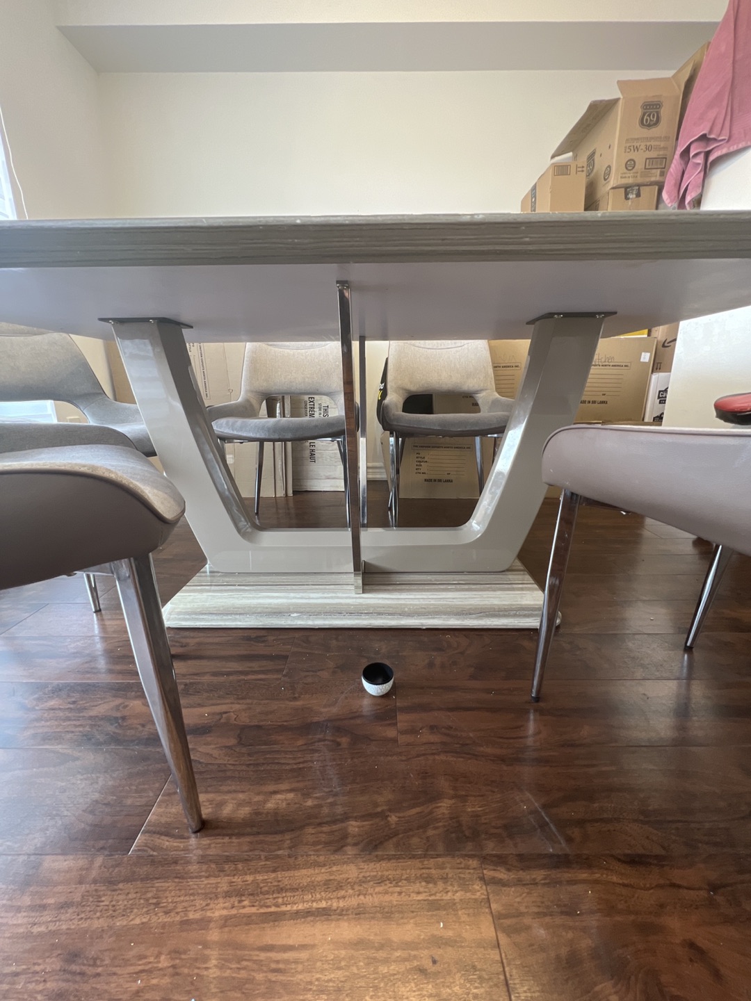 Dinning table plus 5 chairs image indicator(3)