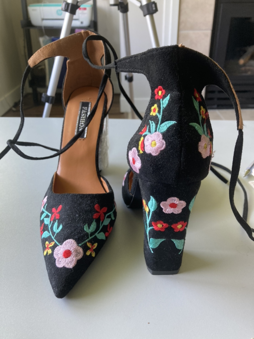 Black shoes with floral pattern - photo 2