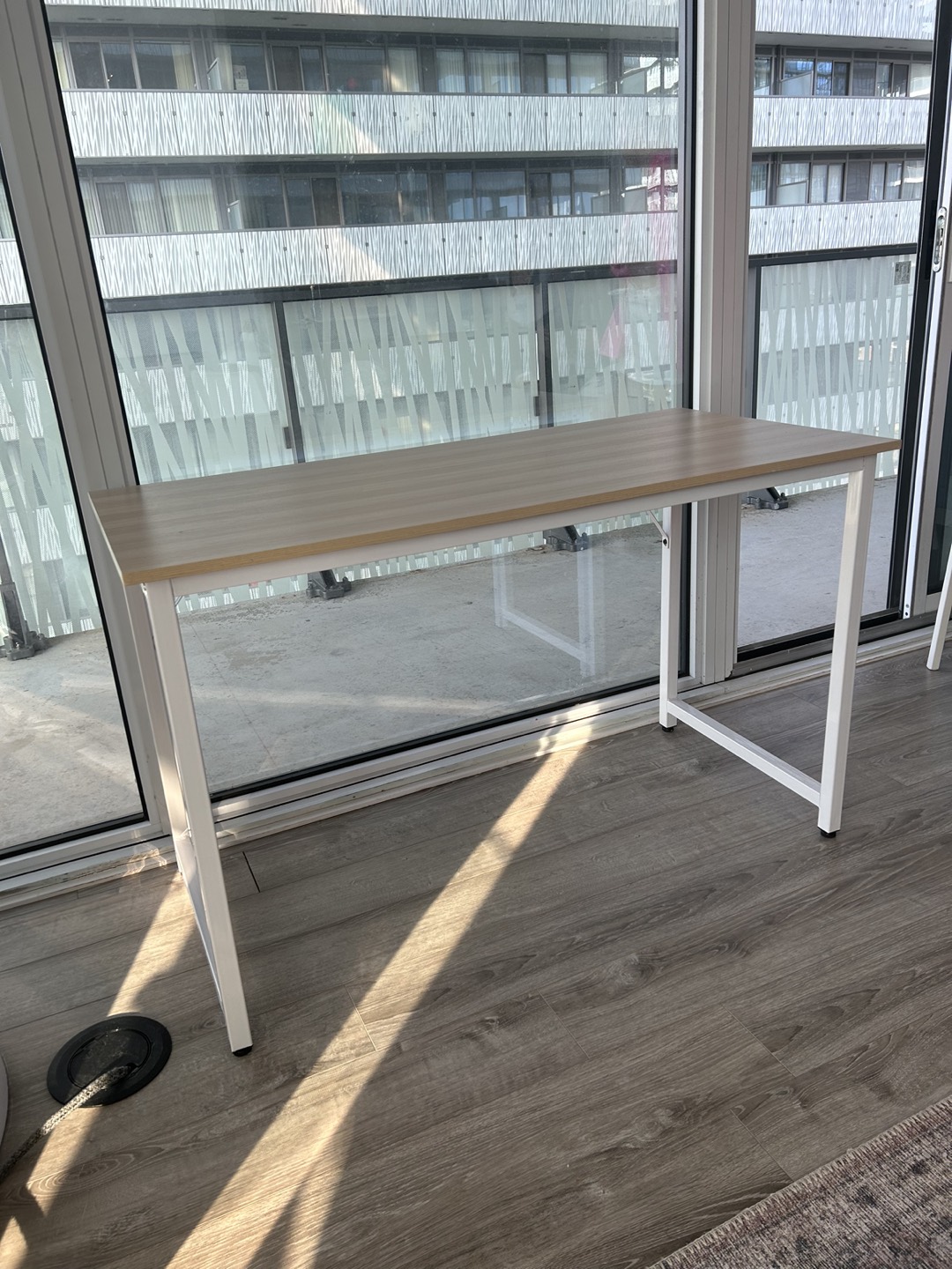 Desk - photo 3