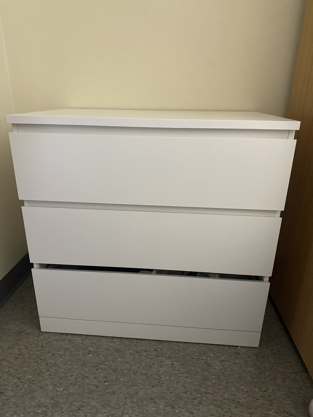 Dresser/ chest of drawers