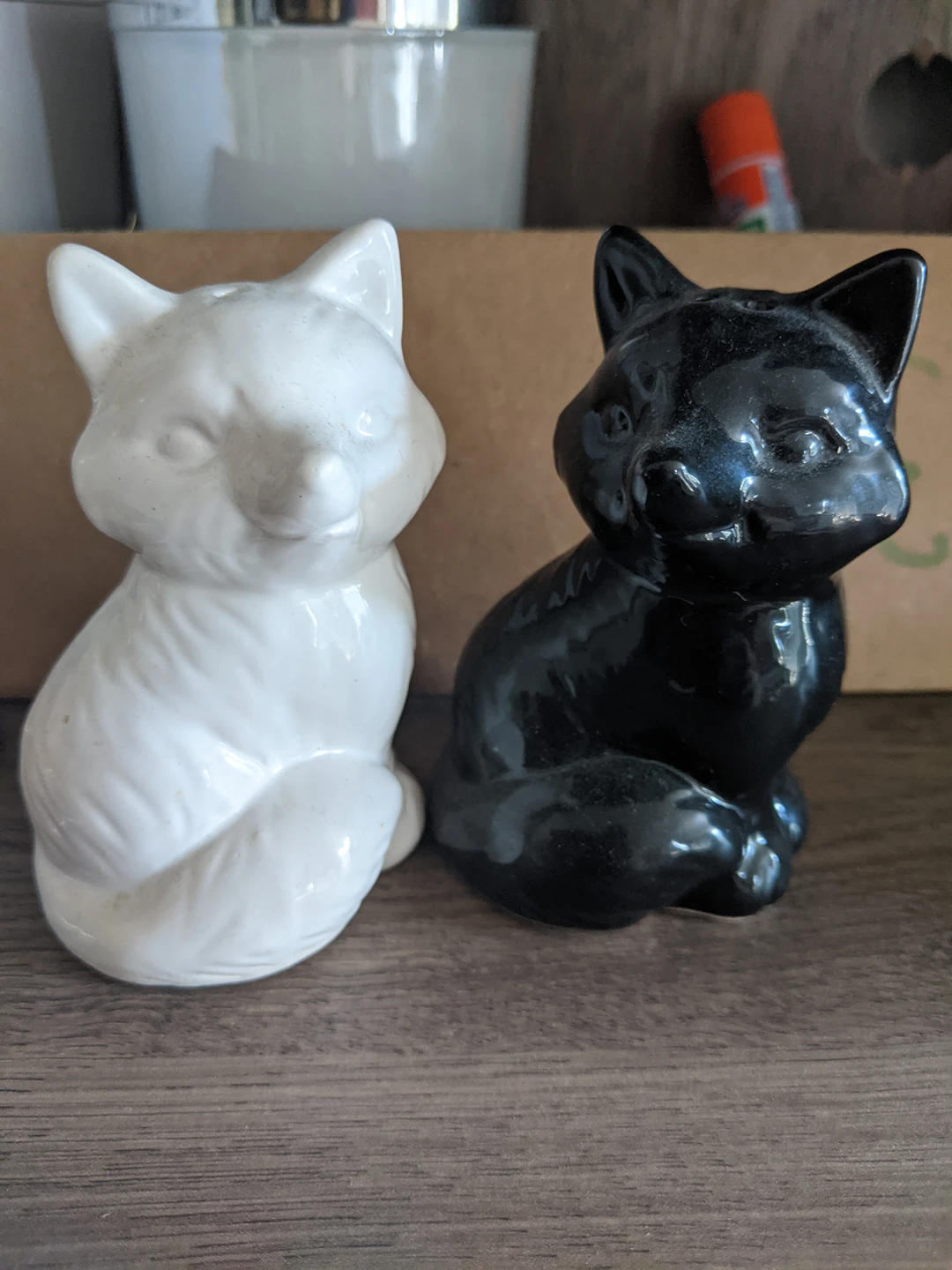 Salt and Pepper shaker set thumbnail