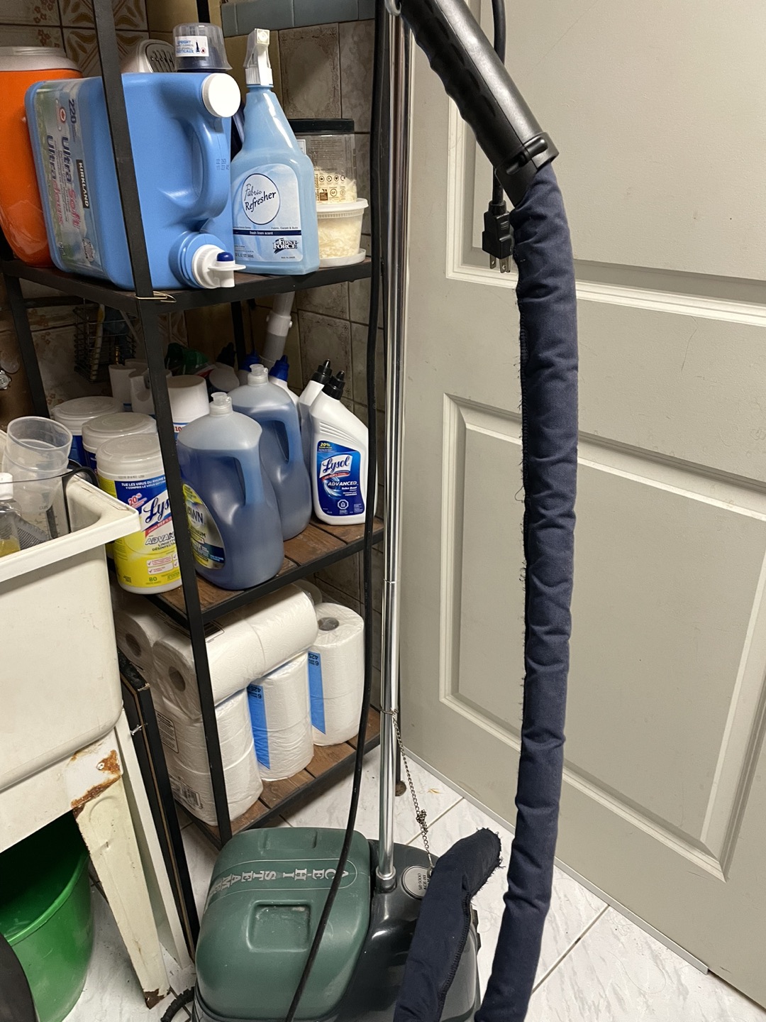 Electric ironing steamer