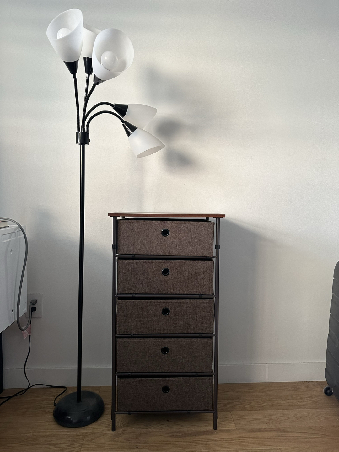 An adjustable lamp and a foldable organizer - photo 2