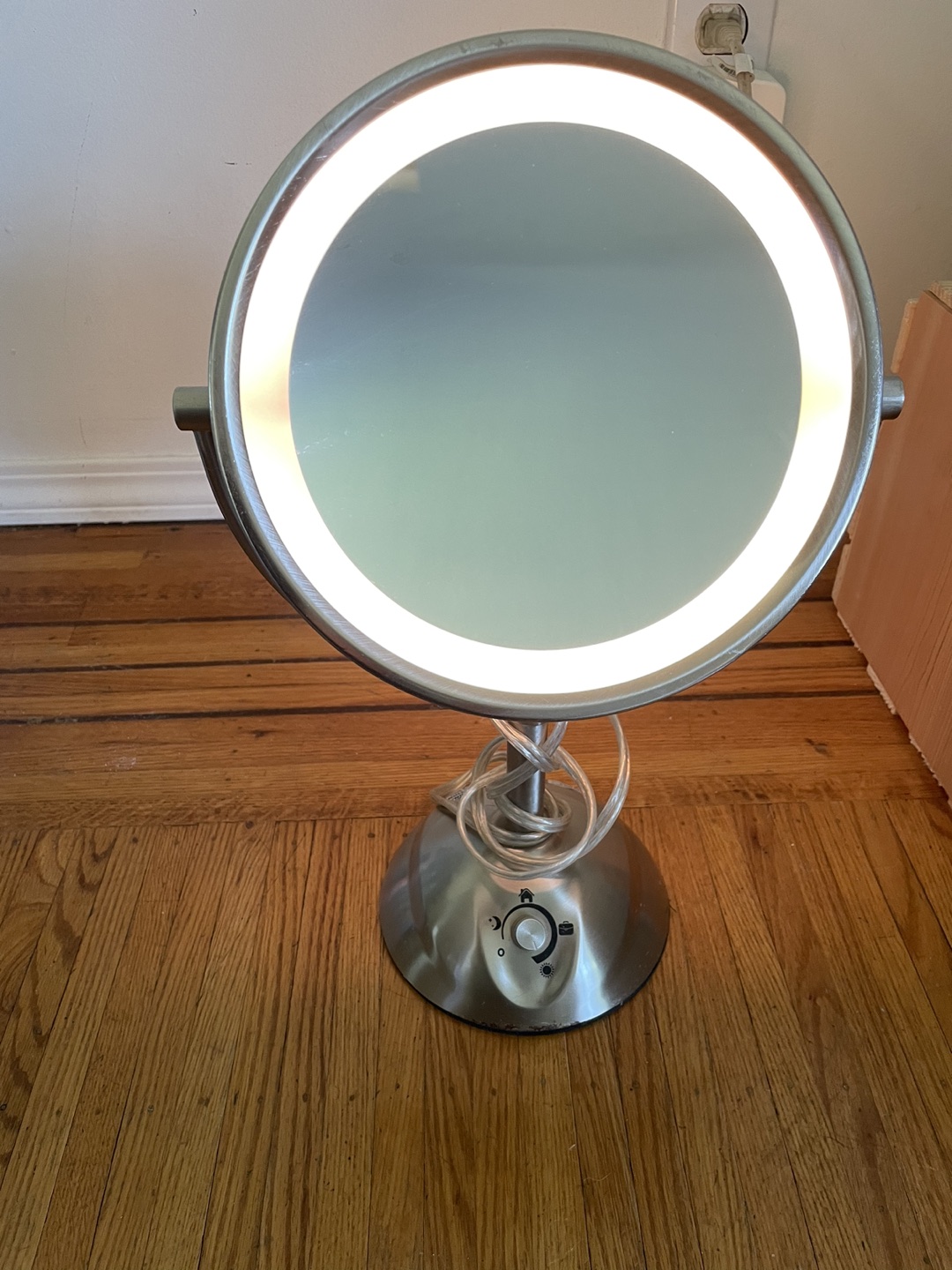 Double sided make up mirror- regular and magnified. image indicator(5)