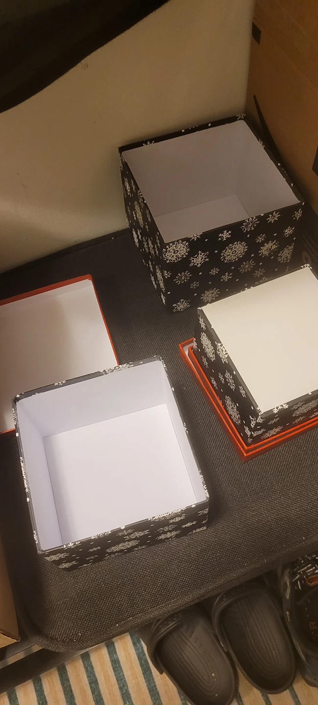 FREE holiday gift boxes and gift bags image indicator(2)