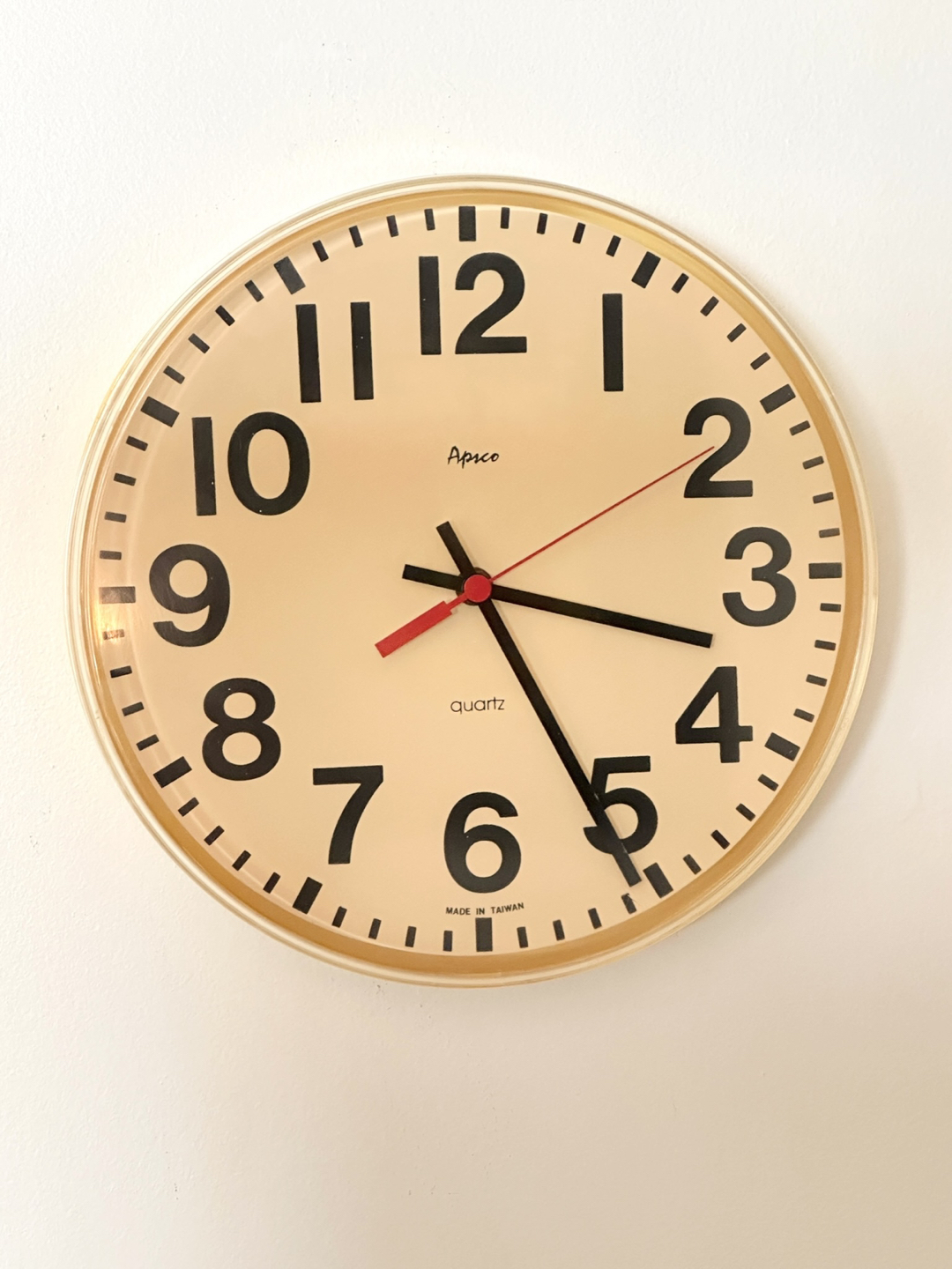 Awesome vintage plastic domed wall clock - photo 2