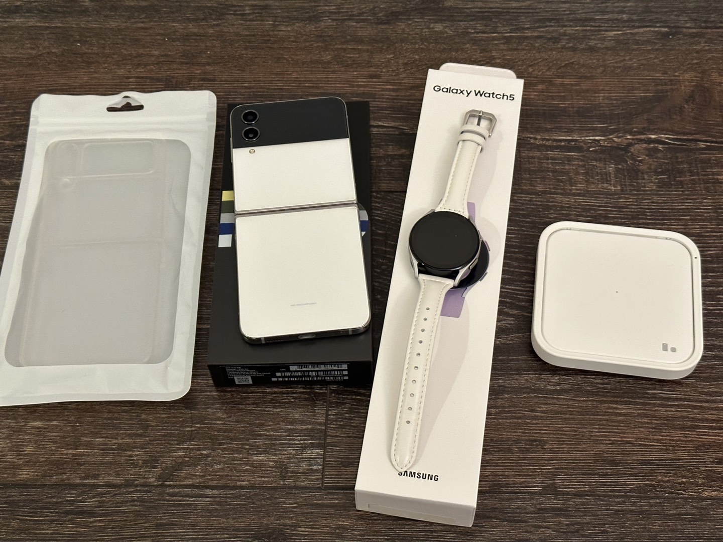 Z flip4 + galaxy watch 5 + wireless chargers thumbnail