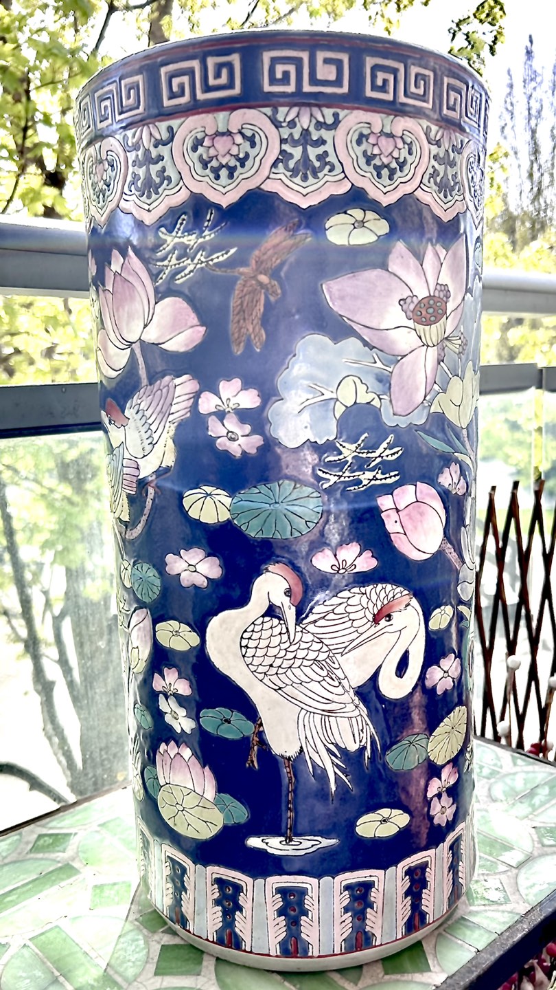 Asian-themed vase/umbrella stand image indicator(5)