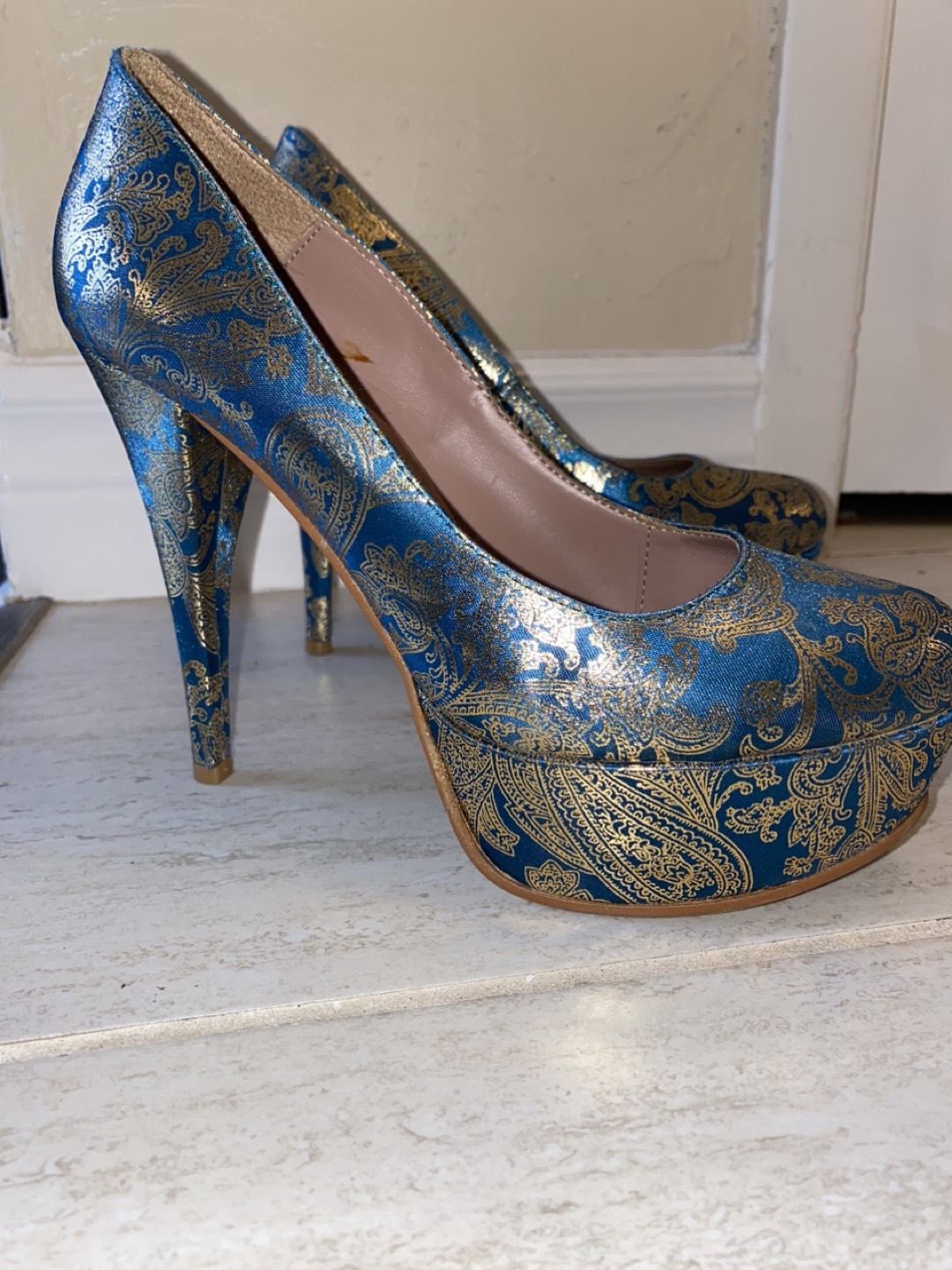 High heels blue and shimmering gold paisley print size woman US7 image indicator(2)