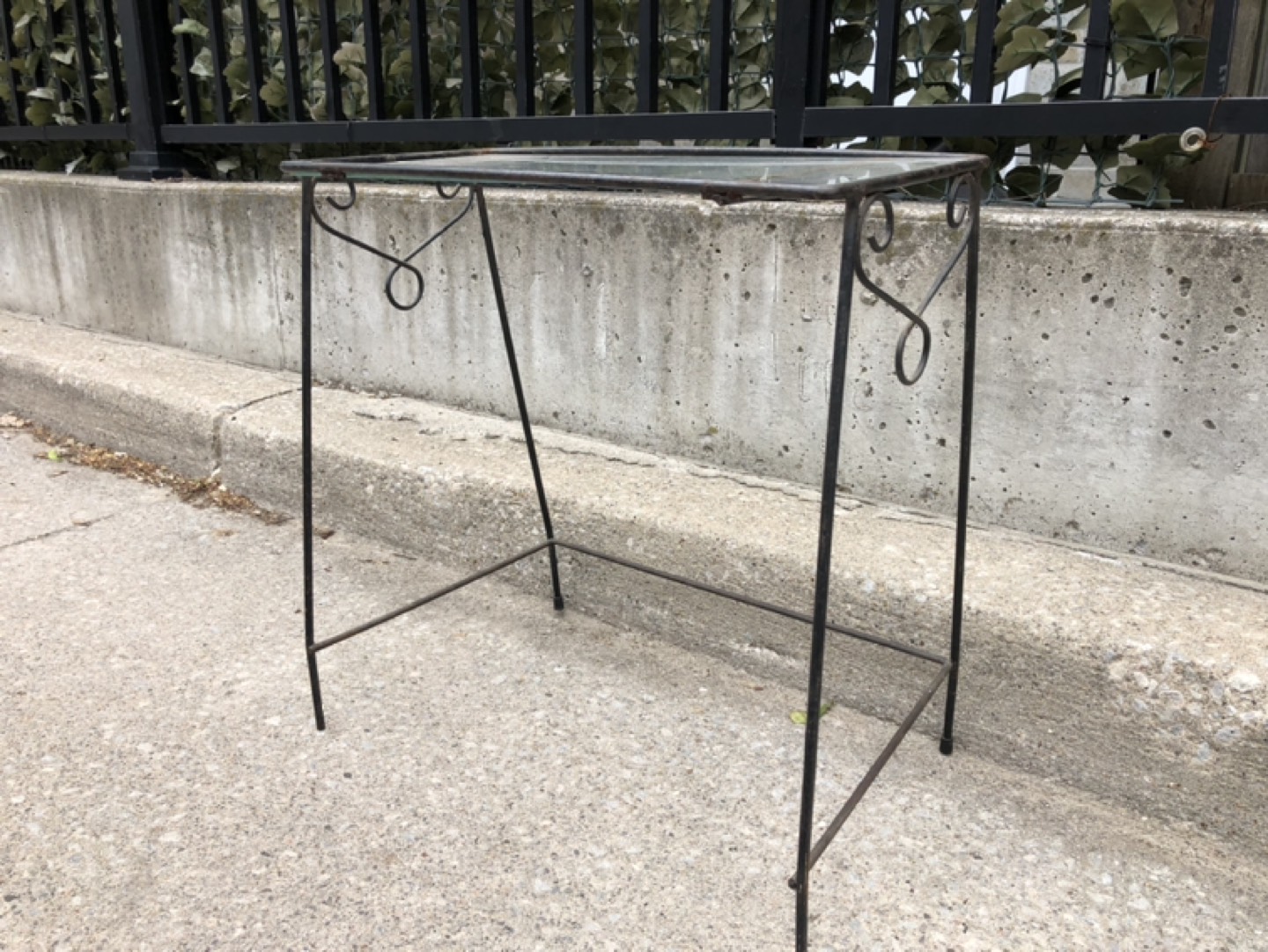 Glass table 20 L x 10 W x 21” H - photo 2
