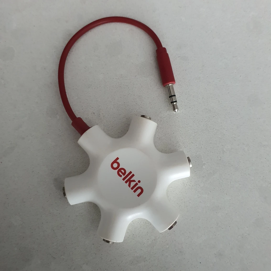 Belkin share music 3.5mm headphone hub. thumbnail