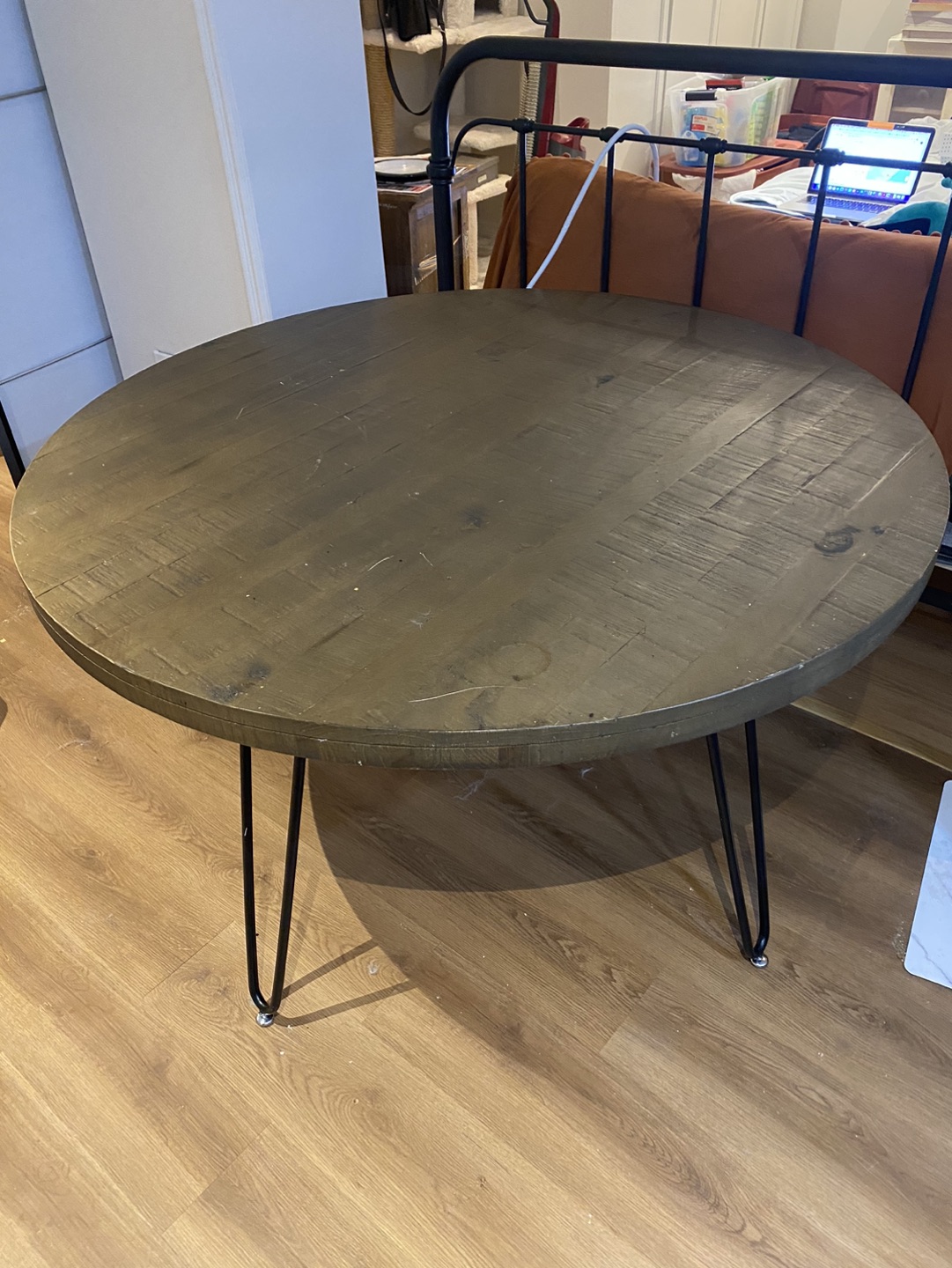 Round dining table