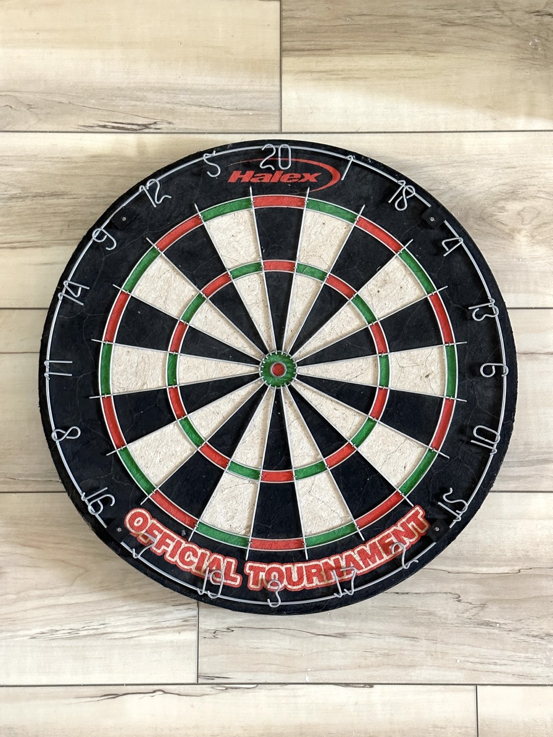 Tournament bristle dart board