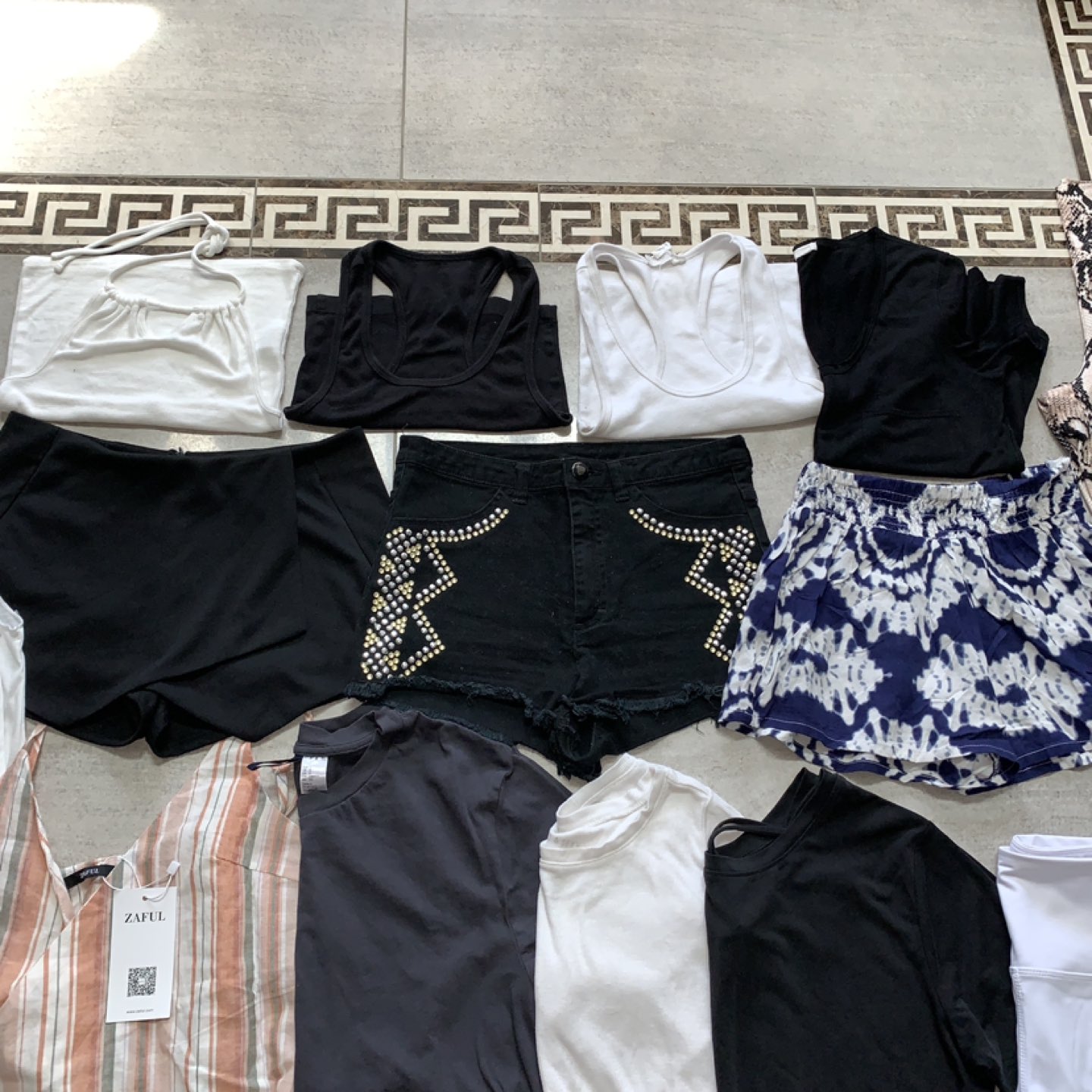 XS/S CLEARANCE - Mixed Lot of Tshirts, Shorts, Tanks - photo 3