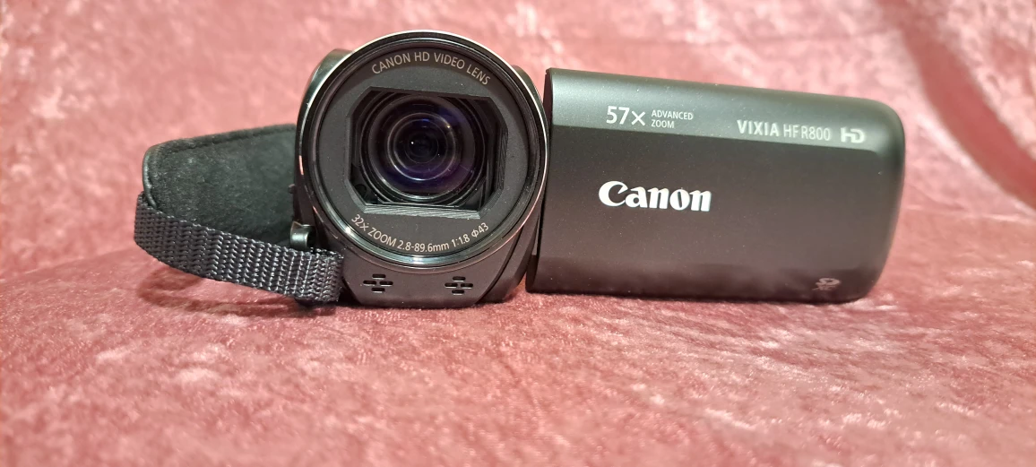 Cannon Vixia HF R800 HD - barely used - just like new - photo 2