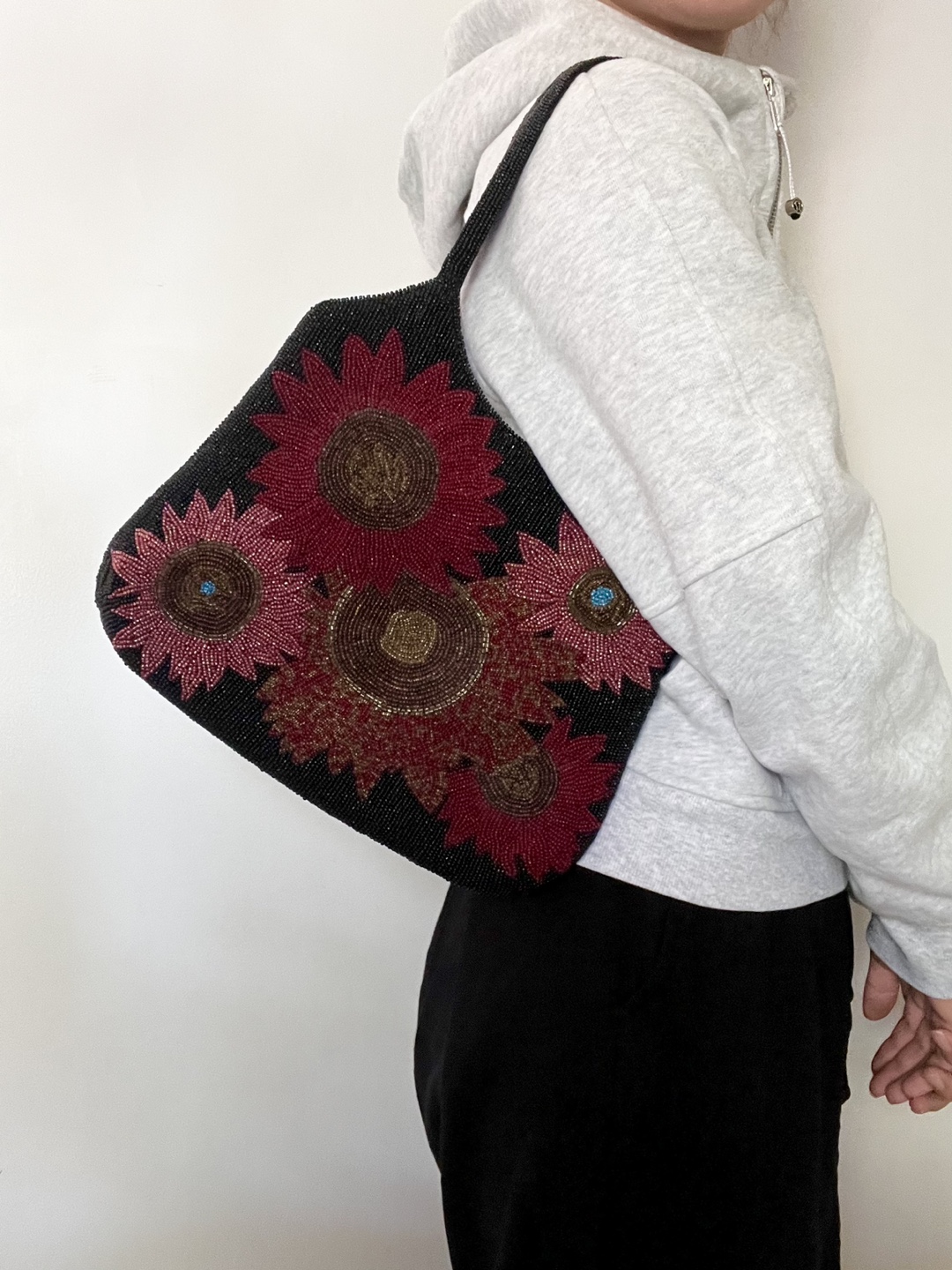 Handmade beaded shoulder bag image indicator(3)
