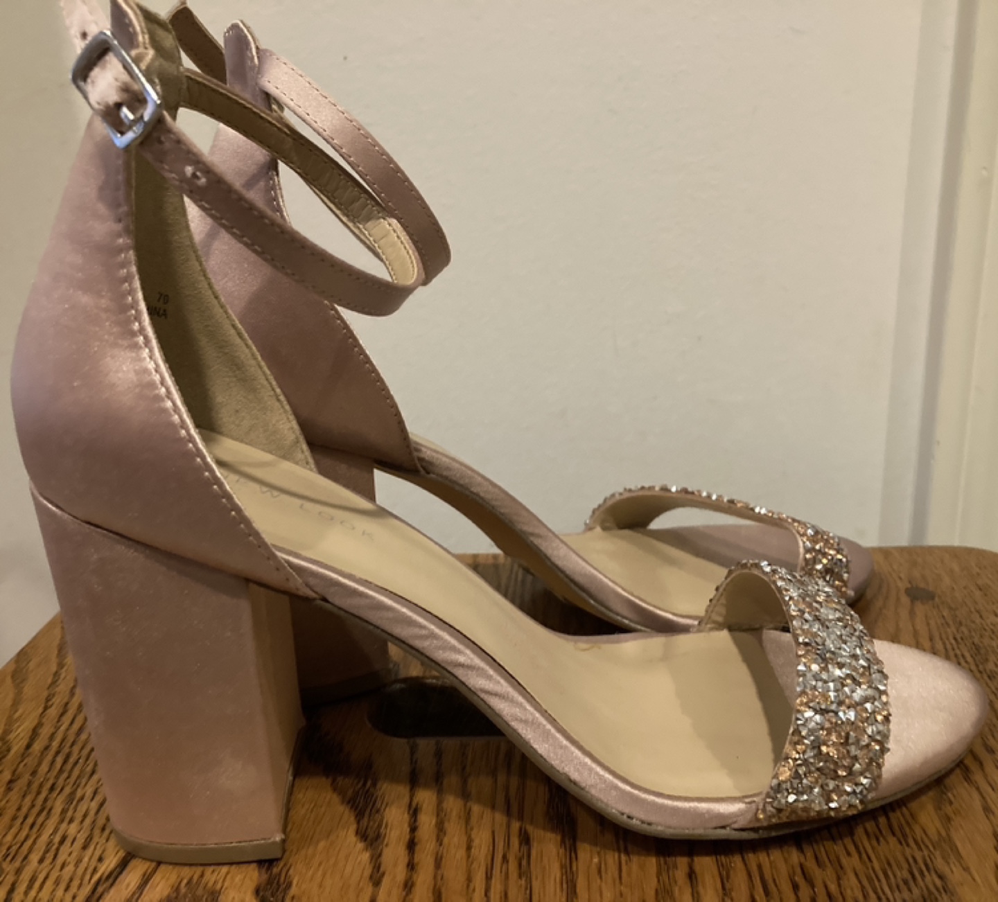 Beautiful sparkly shoes! image indicator(3)