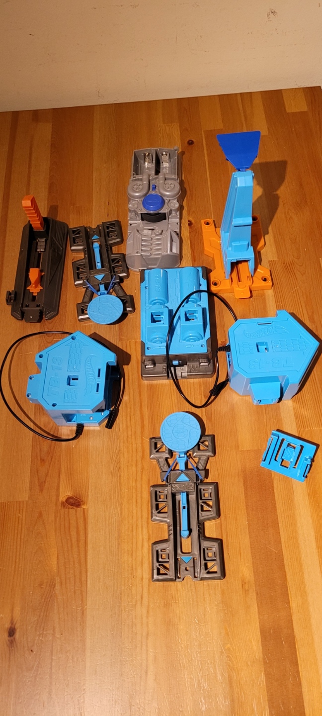 Mega lot of Hot Wheels Tracks & Accessories image indicator(5)