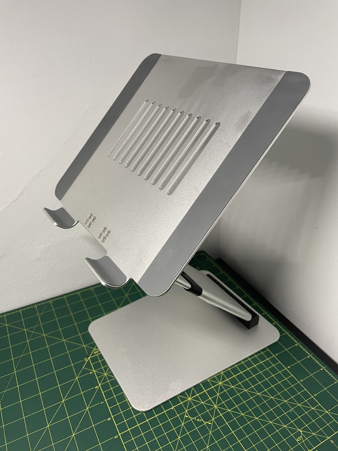 Laptop stand thumbnail