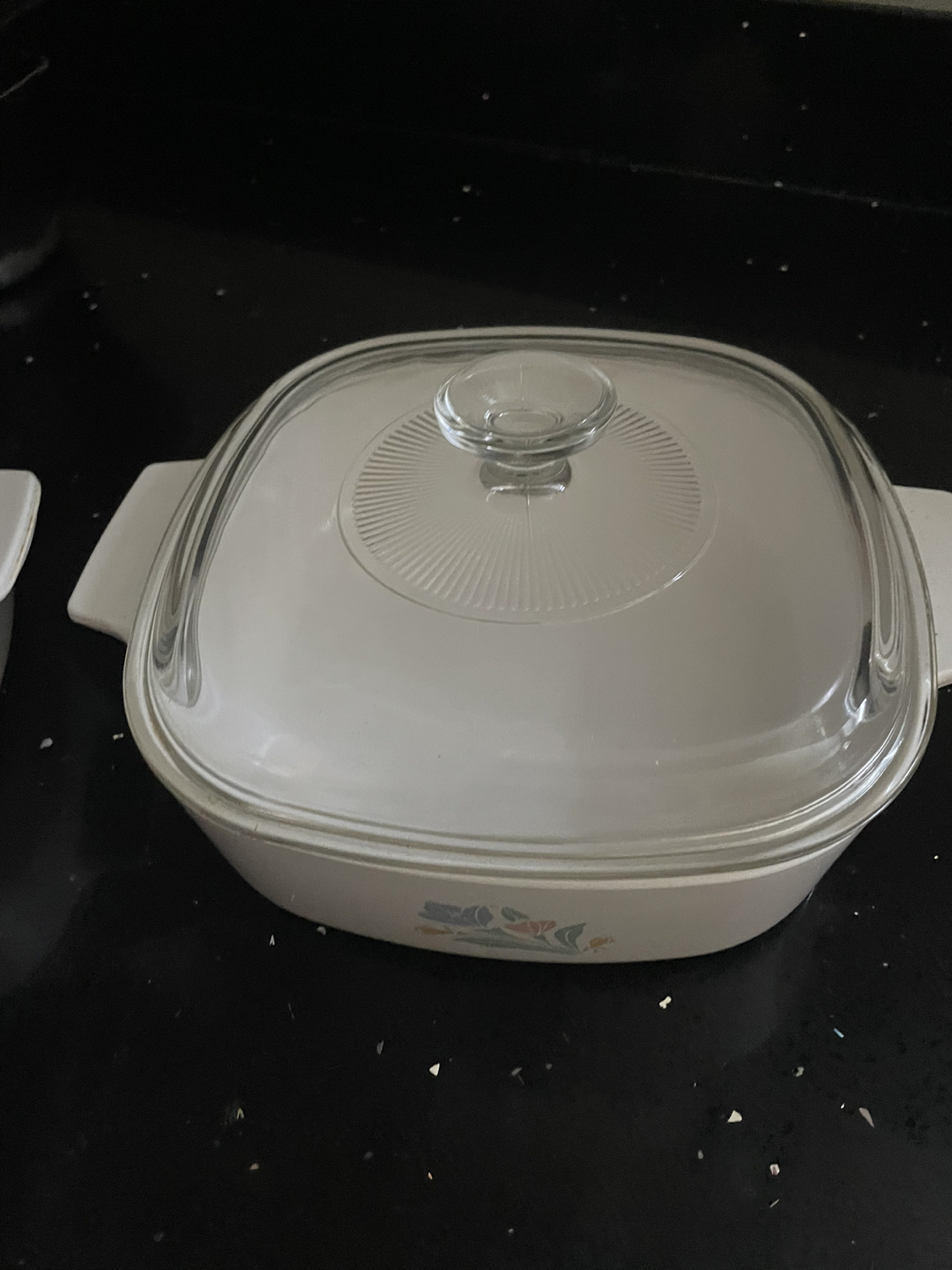 Corelle 4 serving pots with lids image indicator(2)