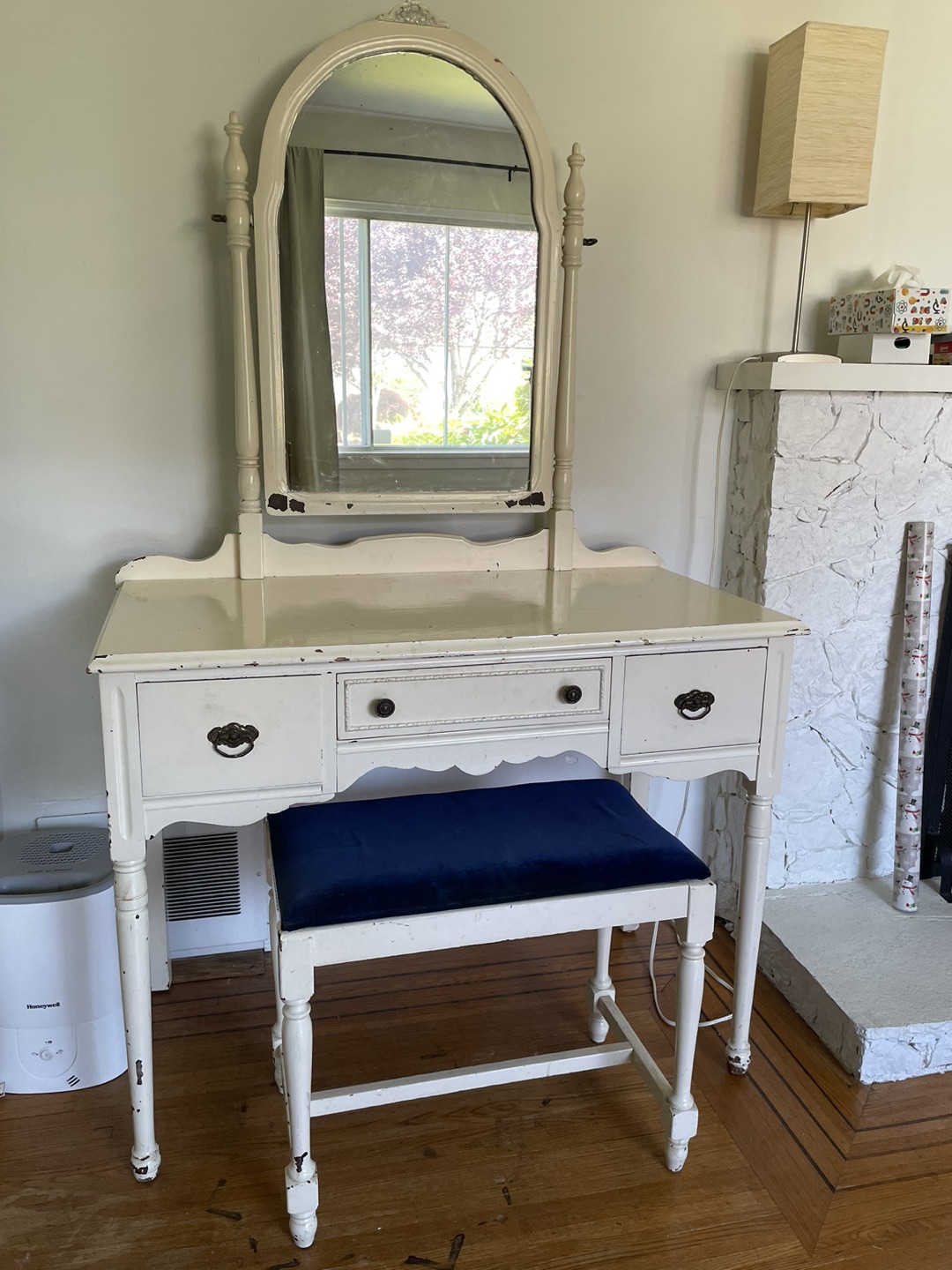 White Vintage make up table / vanity thumbnail